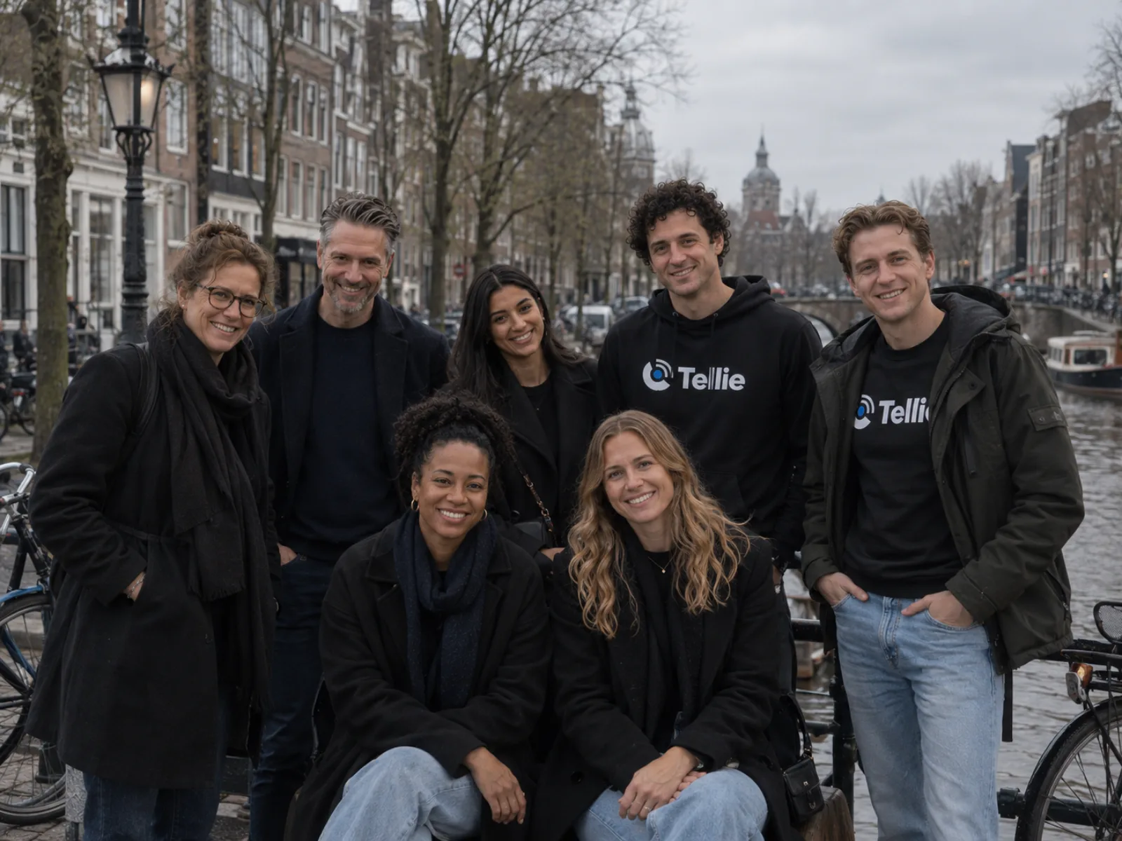 Het team van Tellie aan een Amsterdamse gracht